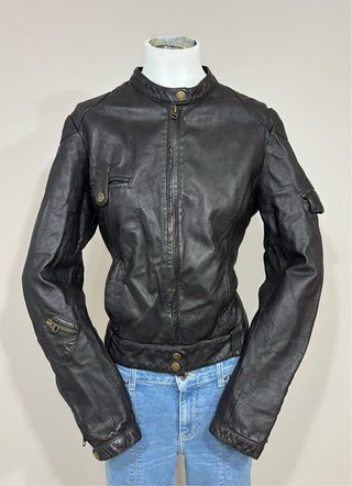 Cazadora de piel negra moto bolsillos estampada
