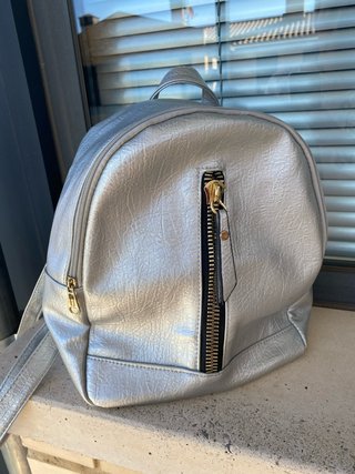 Mochila plateada moderna sin estrenar