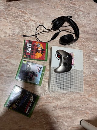 Xbox One S + 3 Juegos + Auriculares