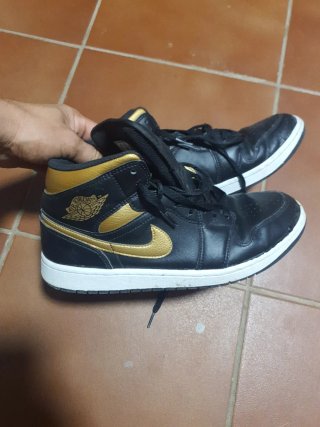 Zapatillas Nike Air Jordan Negro y Dorado