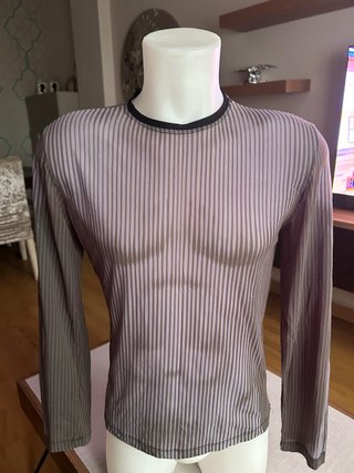 Camiseta Ultrafina resaltando torso masculino.
