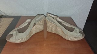 Zapatos de cuña beige para mujer