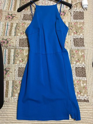 Vestido azul corto con abertura
