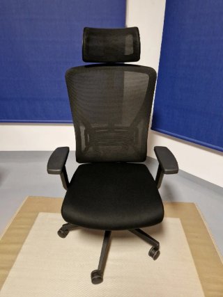 Silla de oficina ergonómica negra