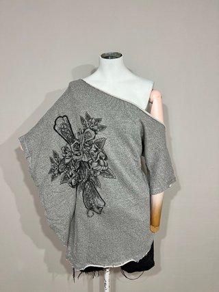 Camiseta gris manga caída con estampado