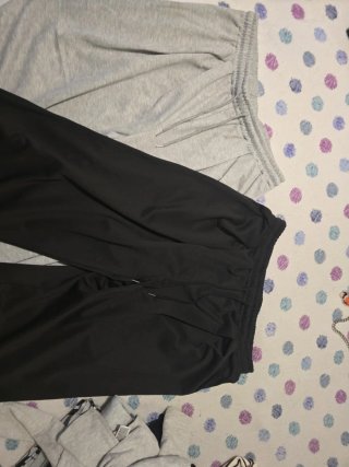 Pantalones de chándal grises y negros