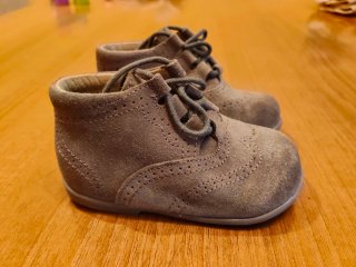 Zapatos infantiles grises de ante