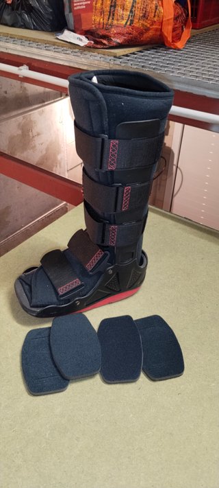 Bota Walker Talla M Negra y Roja