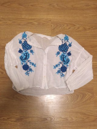 Camisa Blanca con Bordados Azules