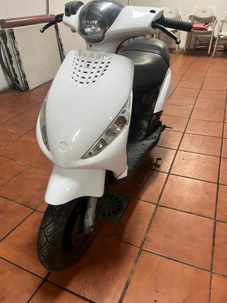 Piaggio Zip Aire Scooter Blanca