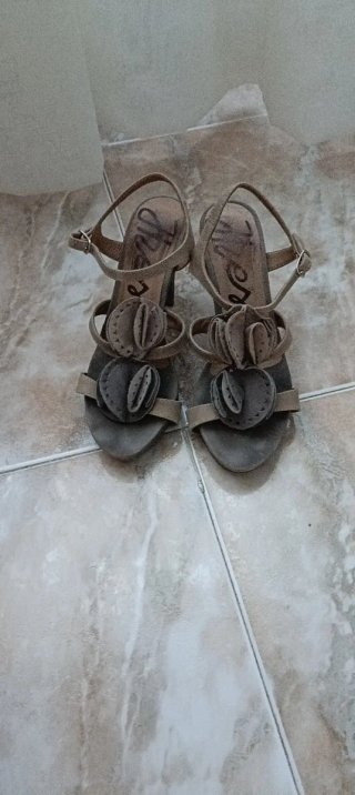 Sandalias de tacón con detalle floral