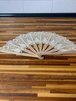 Abanico de ganchillo beige
