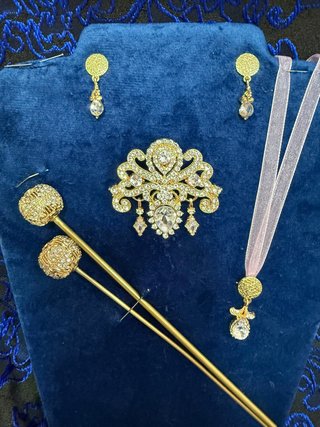 Aderezo dorado para niña con pincho