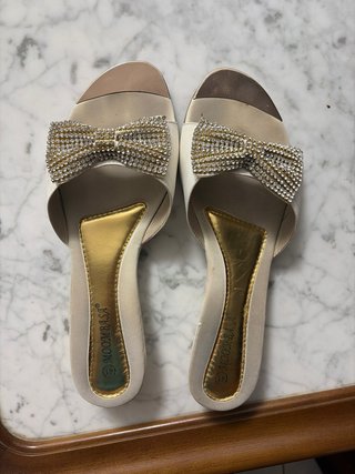 Sandalias MOOMBASA blancas con lazo pedrería