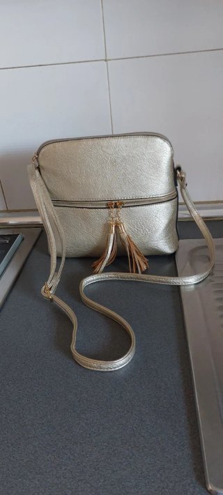 Bolso Bandolera Dorado Metalizado con Borlas