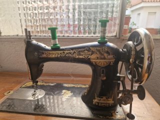Máquina de coser antigua SINGER