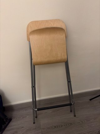 Silla alta de madera y metal