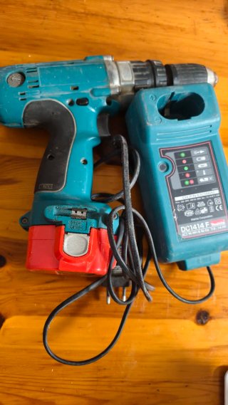 Taladro Makita DC1414F con cargador