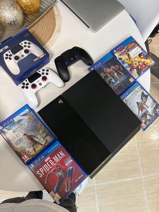 PlayStation 4 (PS4) con 5 juegos y 2 mandos