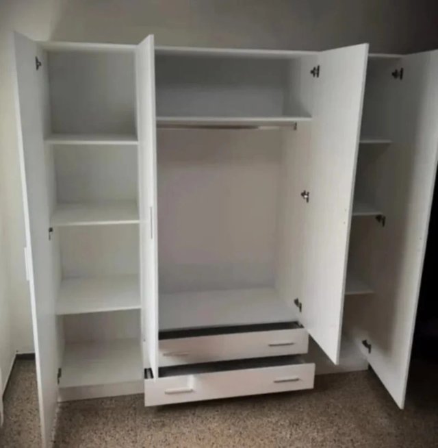 Armadio bianco a 4 ante con cassetti