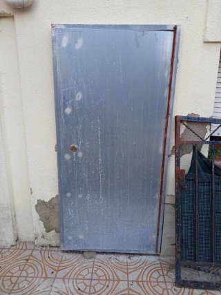 Puerta antiokupa metálica sin cerradura