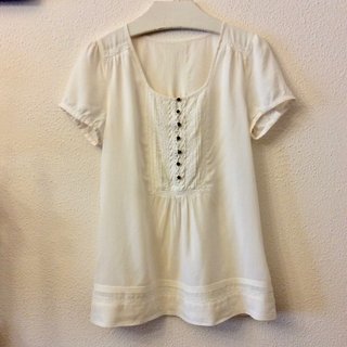Blusa Blanca con Puntillas. Marca Caroll