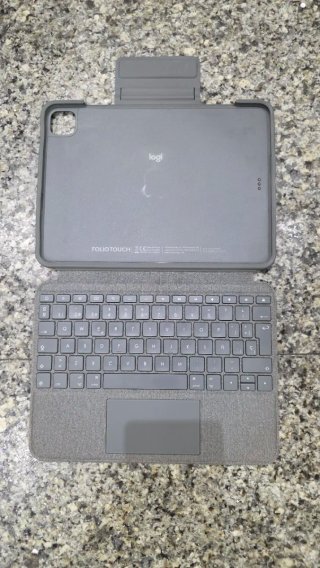 Custodia con tastiera Logitech Folio Touch per iPad