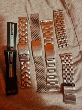 Correas de reloj plateadas y negras