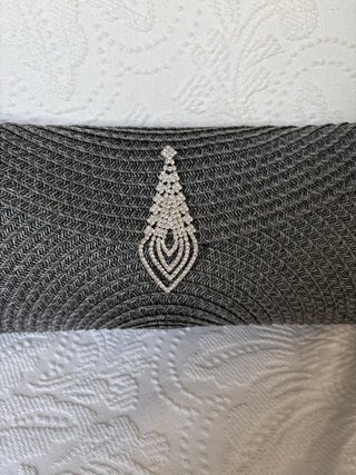 Bolso de fiesta gris con adorno brillante