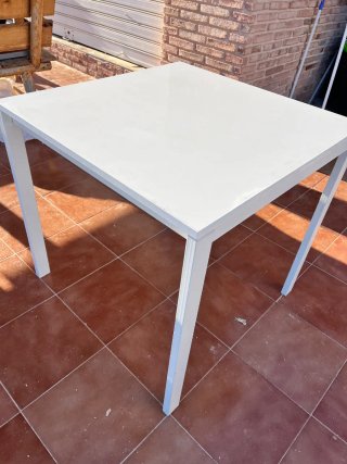 Mesa de comedor blanca