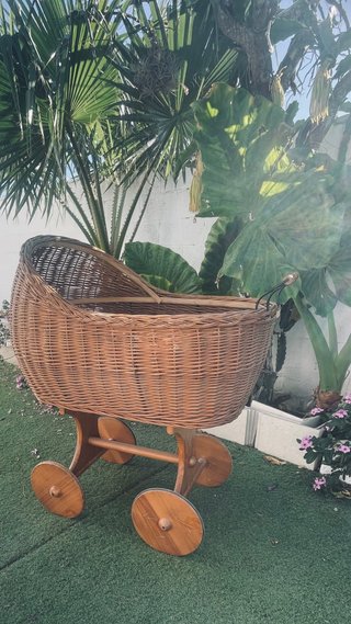Cuna moisés de mimbre con ruedas. Negociable
