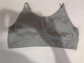 Top deportivo gris