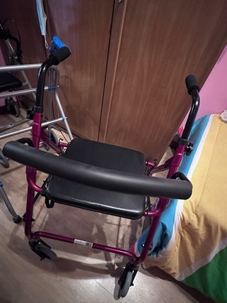 Andador con Asiento y Ruedas