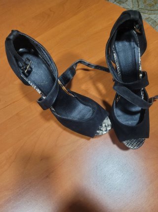 Zapatos de tacón negros descubiertos