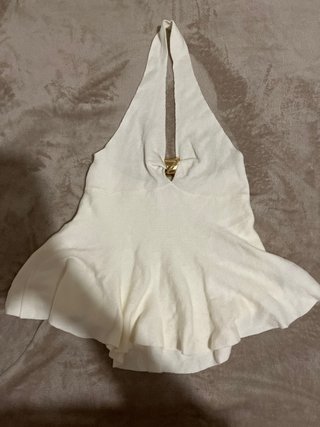 Top blanco con detalle dorado