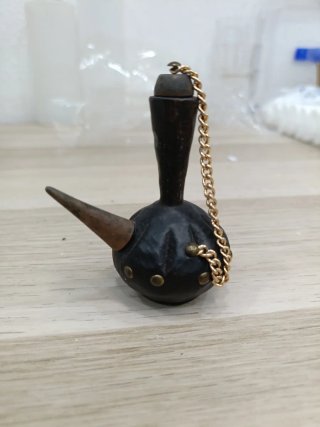Porrón de madera antiguo con tachuelas