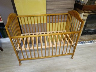 Cuna de madera abatible con ruedas