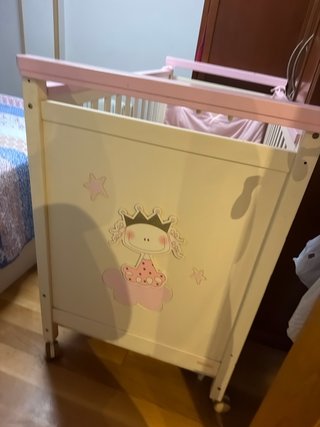 Cuna de bebé niña con estrellas