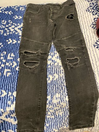 Pantalón vaquero gris con rotos