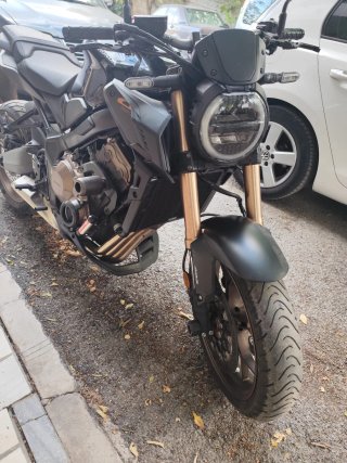 Honda CB 650 R Negra y Dorada