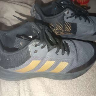 Deportivas Adidas Negro y Dorado