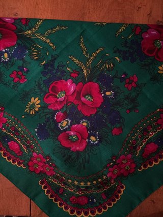 Pañuelo floral verde y rojo
