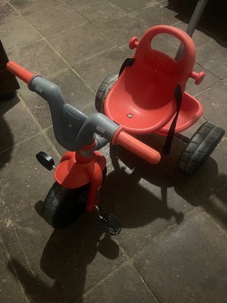Triciclo infantil rojo y gris
