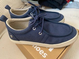Zapatos náuticos infantiles azul marino. Talla 34