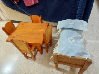 Set de Mesa, Sillas y Cama de Madera para Muñecas