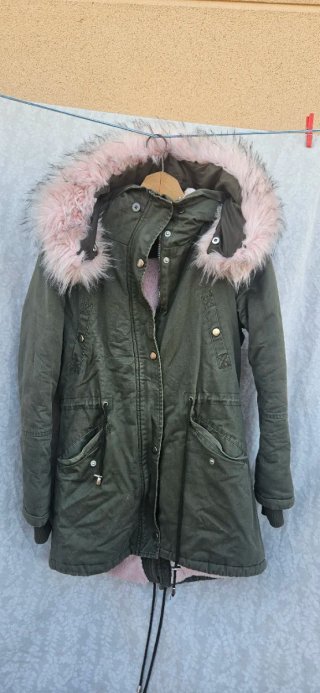 Chaqueta verde con capucha rosa