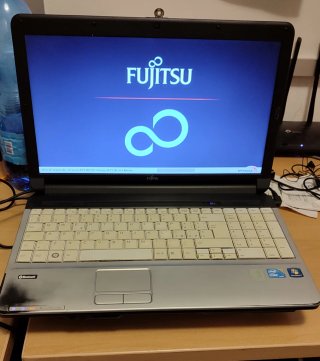 Fujitsu LIFEBOOK AH530 - Win 10 pro