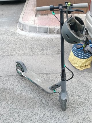 Patinete Eléctrico con Casco