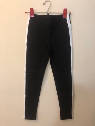 Pantalón Stradivarius con raya lateral