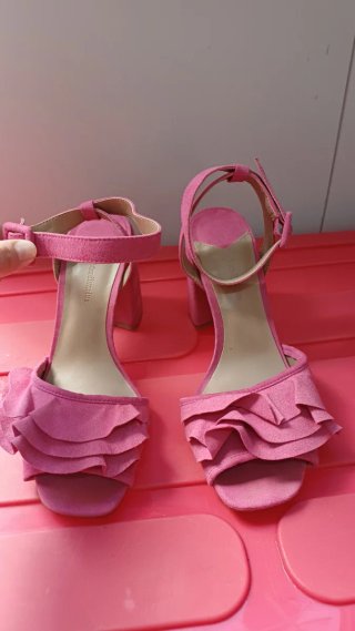 Sandalias Stradivarius rosas con volantes
